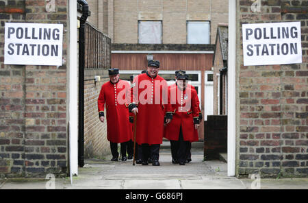 Chelsea pensionati lasciare un seggio vicino al Royal Chelsea Hospital di Londra, come testa di elettori alle urne in tutto il Regno Unito in una storica referendum su se il Regno Unito dovrebbe rimanere un membro della Unione Europea o lasciare. Foto Stock