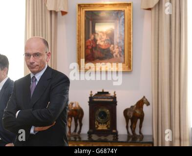 Il primo Ministro italiano Enrico letta attende oggi l'incontro con il leader laburista ed Miliband nella residenza dell'Ambasciatore d'Italia nel centro di Londra. Foto Stock