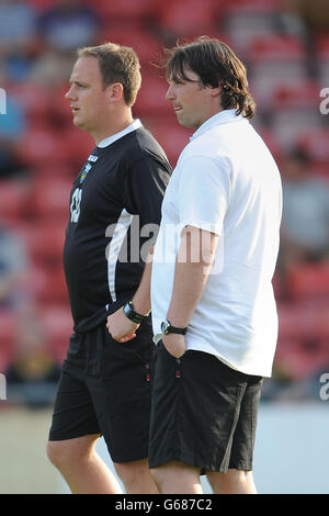 Il nuovo direttore del calcio Craig Harrison (a destra) e il primo allenatore di squadra Carl Darlington (a sinistra) durante la prima tappa della UEFA Champions League secondo turno di qualificazione al campo da corse, Wrexham. Foto Stock