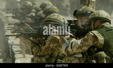 Un plotone di mitragliatrici del 1° reggimento di paracadute del Battaglione spara in diretta dai loro SA80 mk2 su una gamma nel deserto di Kuwati. *2406030* un plotone di mitragliatrici del 1° reggimento di paracadute di Battaglione su una serie nel deserto di Kuwati. Otto soldati britannici del reggimento sono stati feriti - due criticamente - in un incidente vicino Basra, fonti di difesa ha detto, martedì 24 giugno 2003. Il 1° Battaglione del reggimento di Paracadute è in Iraq come parte della Brigata dell'Assault del 16. Foto Stock