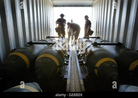 I tecnici della British Royal Air Force Weapons scaricano bombe da 1000 lb dai contenitori mentre li preparano per l'uso nella loro base in Kuwait. Sia gli US che i Royal Air Force Harriers stanno continuando a pattugliare la zona no fly nel sud dell'Iraq. Foto Stock