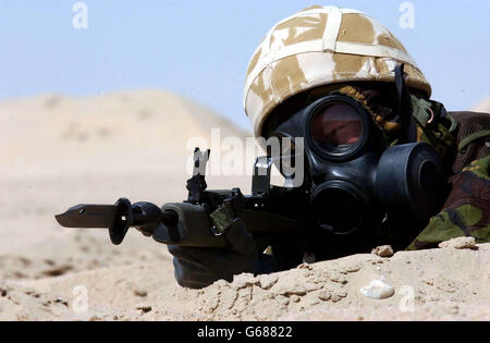 Forze britanniche in Kuwait. Kenny Petrie di Keith Training con la sua tuta NBC, nel deserto del Kuwait. Foto Stock