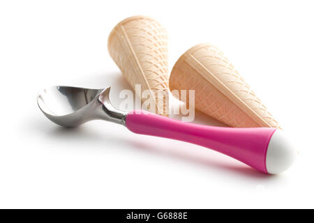 Cono di wafer e gelato scoop isolati su sfondo bianco Foto Stock