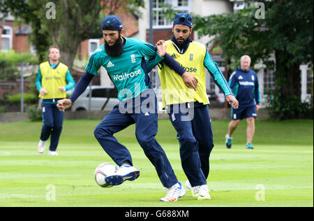 L'Inghilterra del Moeen Ali (sinistra) e Adil Rashid giocare a calcio prima di una sessione di reti a Edgbaston, Birmingham. Foto Stock