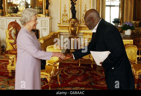 La regina britannica Elisabetta II scuote le mani, con la sua eccellenza l'ambasciatore del Gabon, Alain Mensah-Zoguelet, mentre presenta le sue lettere credenziali ad un pubblico privato a Buckingham Palace. Foto Stock