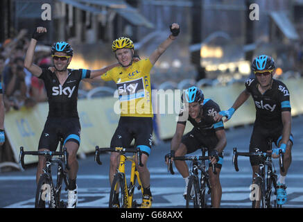 Chris Froome della Gran Bretagna (giallo) del Team Sky festeggia con i compagni di squadra mentre attraversa la fila per vincere il Tour de France 2013 a Parigi, Francia. Foto Stock