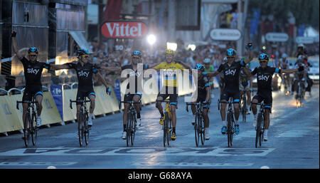 Chris Froome del team Sky di Gran Bretagna (al centro) festeggia con i compagni di squadra mentre attraversa la fila per vincere il Tour de France 2013 a Parigi, Francia. Foto Stock