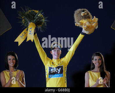 Ciclismo - Tour de France 2013 - Stage Twenty One. Chris Froome, il Team Sky della Gran Bretagna, festeggia sul podio dopo aver vinto il Tour de France 2013 a Parigi, Francia. Foto Stock