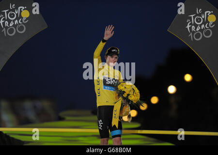 Ciclismo - Tour de France 2013 - Stage Twenty One. Chris Froome, il Team Sky della Gran Bretagna, festeggia sul podio dopo aver vinto il Tour de France 2013 a Parigi, Francia. Foto Stock