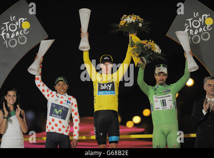 Chris Froome di Team Sky in Gran Bretagna nella sua maglia gialla mentre celebra la vittoria del Tour de France 2013, Accanto al Best climber Nairo Alexander Quintana (a sinistra) della Colombia e al Best Sprinter Peter Sagan (a destra) della Slovacchia sul podio dopo la tappa finale del Tour de France a Parigi, Francia. Foto Stock