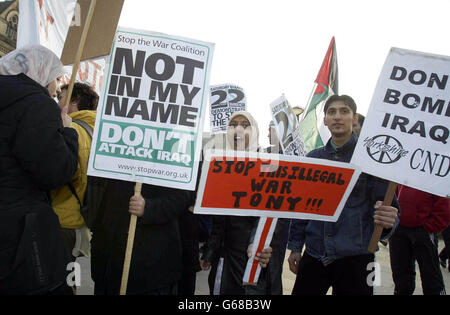 I manifestanti della guerra si riuniscono a Braford, il primo giorno della guerra in Iraq. Foto Stock