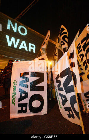 Manifestanti contro la guerra di Greenpeace nella Piazza del Parlamento di Londra. Foto Stock