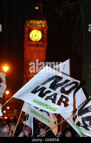 Manifestanti contro la guerra di Greenpeace nella Piazza del Parlamento di Londra. Foto Stock