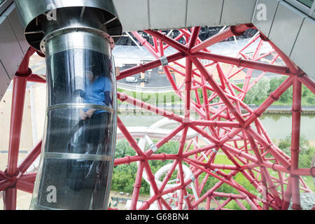 Londra, Regno Unito. Il 23 giugno 2016. Progettato da artista belga Carsten Höller, su invito di Anish Kapoor, il creatore di ArcelorMittal orbita, la più lunga del mondo e il più alto scorrimento tunnel apre il 24 giugno 2016. I piloti dovranno sperimentare 12 colpi di scena e svolte a velocità pf fino a 15mph sul 40 seconda discesa in 178m lungo la diapositiva. Prezzi a partire da GBP 10 per bambini e 15 GBP per adulti. Foto Stock