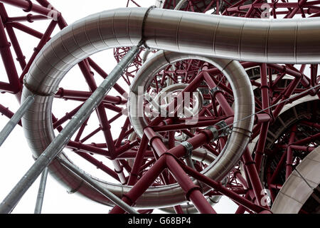 Londra, Regno Unito. Il 23 giugno 2016. Progettato da artista belga Carsten Höller, su invito di Anish Kapoor, il creatore di ArcelorMittal orbita, la più lunga del mondo e il più alto scorrimento tunnel apre il 24 giugno 2016. I piloti dovranno sperimentare 12 colpi di scena e svolte a velocità pf fino a 15mph sul 40 seconda discesa in 178m lungo la diapositiva. Prezzi a partire da GBP 10 per bambini e 15 GBP per adulti. Foto Stock