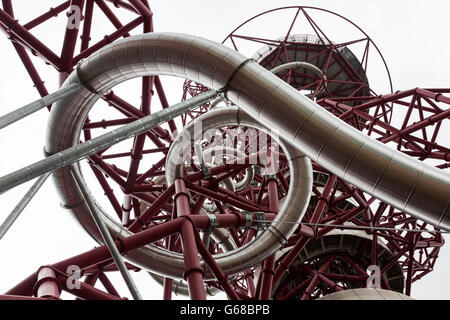 Londra, Regno Unito. Il 23 giugno 2016. Progettato da artista belga Carsten Höller, su invito di Anish Kapoor, il creatore di ArcelorMittal orbita, la più lunga del mondo e il più alto scorrimento tunnel apre il 24 giugno 2016. I piloti dovranno sperimentare 12 colpi di scena e svolte a velocità pf fino a 15mph sul 40 seconda discesa in 178m lungo la diapositiva. Prezzi a partire da GBP 10 per bambini e 15 GBP per adulti. Foto Stock