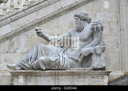 Antica statua in marmo del Fiume Nilo divinità con sphinx, dal Campidoglio Square, nel centro di Roma Foto Stock