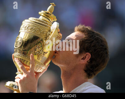 Andy Murray della Gran Bretagna bacia il trofeo dopo aver battuto il serbo Novak Djokovic il tredici giorno dei Campionati di Wimbledon all'All England Lawn Tennis and Croquet Club di Wimbledon. Foto Stock