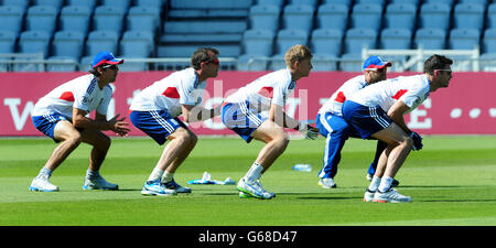 Inghilterra (da sinistra a destra) Alastair Cook, Graeme Swann, Joe Root, Matt Prior e James Anderson durante la sessione di reti a Trent Bridge, Nottingham. Foto Stock