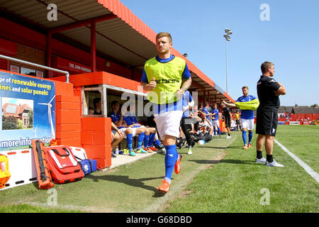 Il responsabile di Birmingham City Lee Clarke sulla linea di contatto durante la partita contro Alfreton Town come sostituti riscaldati Foto Stock