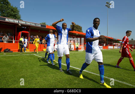 I giocatori di Alfreton Town e Birmingham City escono dal tunnel per la partita Foto Stock