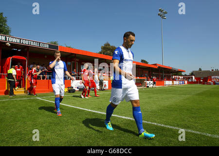 Calcio - amichevole - Alfreton Town / Birmingham City - The Impact Arena. I giocatori di Alfreton Town e Birmingham City, tra cui Neil Eardley (a destra), emergono dal tunnel per la partita Foto Stock