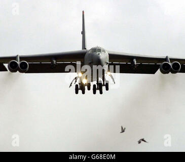 Una US B52 arriva a terra a RAF Fairford in Gloucestershire, come la forza aveva intensificato pattugliamenti alla Gloucester RAF e USAF base, dove hanno anche invocato speciali poteri di stop e di ricerca per detenere chiunque considerato sospetto entro un miglio dalla recinzione perimetrale. Foto Stock