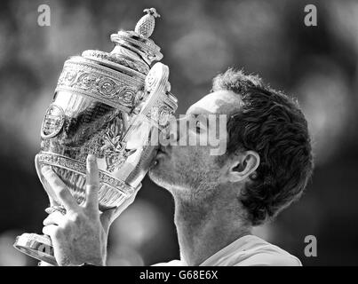 Andy Murray della Gran Bretagna bacia il trofeo dopo aver battuto il serbo Novak Djokovic il tredici giorno dei Campionati di Wimbledon all'All England Lawn Tennis and Croquet Club di Wimbledon. Foto Stock