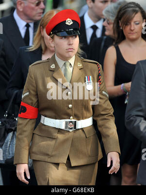 Lee Rigby funerale. Aimee West arriva alla chiesa parrocchiale di Bury a Bury, Greater Manchester per i funerali di Fusilier Lee Rigby. Foto Stock