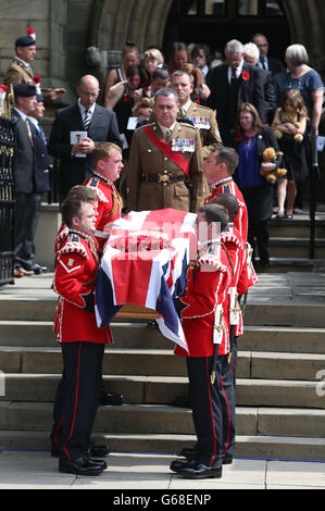 La bara di Fusilier Lee Rigby assassinato viene portata dalla chiesa parrocchiale di Bury a Greater Manchester, in seguito al suo servizio funebre. Foto Stock