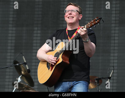 T nel Parco - giorno due. Charlie Reid dei Proclaimers suona durante il 20th T nel festival musicale del Parco a Kinross. Foto Stock