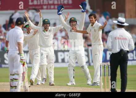 Inghilterra battsman Stuart Broad è catturato dal capitano australiano Michael Clarke che grida all'umpire Aleem Dar con i compagni di squadra ed Cowan, Brad Haddin e il bowler Ashton Agar, durante il terzo giorno della prima partita di Investec Ashes Test a Trent Bridge, Nottingham. Foto Stock