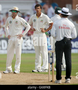 Il capitano australiano Michael Clarke e il bowler Ashton Agar guardano verso l'umpire Aleem Dar che non ha dato fuori a Stuart Broad in Inghilterra durante il terzo giorno della prima partita di prova di Ashes di Investec a Trent Bridge, Nottingham. Foto Stock