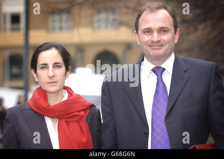 Il maggiore Charles Ingram e sua moglie Diana arrivano a Southwark Crown Court, nel centro di Londra. La coppia, da Easterton, Wiltshire, insieme ad una terza persona, Tecwen Whittock, responsabile di Business Studies presso Pontypridd College, nel Galles del sud, nega una sola carica accusando di aver ottenuto una sicurezza preziosa per inganno durante un'apparizione sul programma televisivo che vuole essere UN Millionaire? Foto Stock