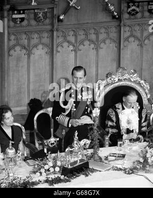 Il principe Filippo, il duca di Edimburgo, che indossa l'uniforme dell'ammiraglio della flotta, parla a un pranzo a Guildhall, Londra. Davanti a lui sul tavolo c'è una statuetta equestrain della Regina nella sua divisa Trooping the Color. Il pranzo è stato dato dal Signore Sindaco e Corporation della città al duca di Edimburgo, il duca e la duchessa di Gloucester e la principessa Alexandra di Kent per segnare i loro viaggi all'estero. Foto Stock