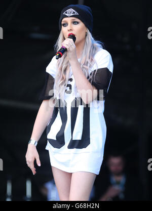 Perrie Edwards di Little Mix che si esibisce durante il 20° T. Nel festival di musica del parco a Kinross Foto Stock