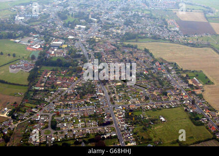 Fotografia aerea di Soham che mostra il Village College (sfondo) e la casa di Holly Wells (freccia). Foto Stock