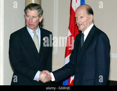 Il Principe di Galles (a sinistra) stringe le mani con l'ex Re di Bulgaria, Re Simeone II, che ora è il primo Ministro del paese, nell'edificio del Consiglio dei Ministri, nella capitale bulgara di Sofia, il primo giorno di una visita di due giorni. * dopo un incontro privato con il presidente, il principe incontrò il re Simeone II che trascorse più di 50 anni in esilio prima di ritornare a diventare il primo ministro del paese. Foto Stock