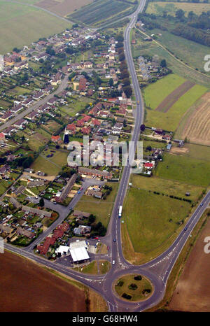 Fotografia aerea di Soham che mostra il garage Q8 sul bordo del villaggio. Foto Stock