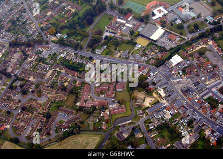 Fotografia aerea di Soham che mostra il Village College (sfondo) e la casa di Holly Wells. Foto Stock