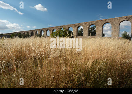 Gli archi dell'Acquedotto Romano di argento acqua, Evora Alentejo, Portogallo Foto Stock