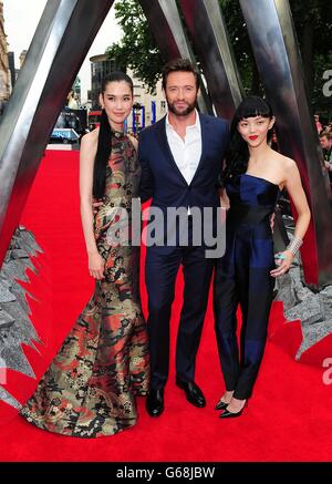 Tao Okamoto, Hugh Jackman e Rila Fukushima (a destra) in arrivo per la prima britannica del Wolverine, presso l'Empire Leicester Square, Londra. Foto Stock