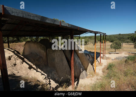 Il grande Dolmen di Zambujeiro accanto a Evora, Alentejo, Portogallo Foto Stock