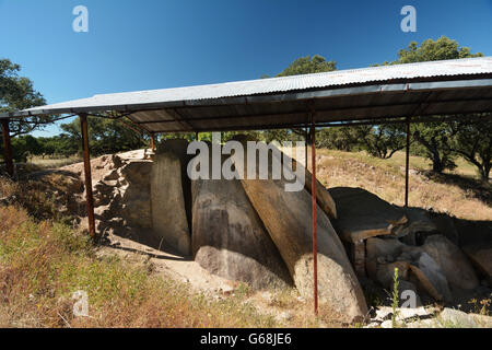 Il grande Dolmen di Zambujeiro accanto a Evora, Alentejo, Portogallo Foto Stock