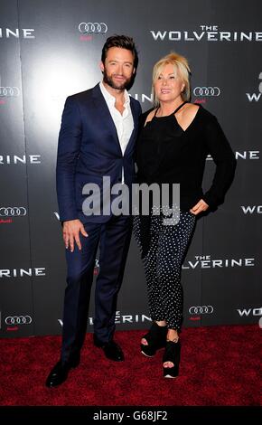 Hugh Jackman e Deborra-Lee Furness arrivano per la prima britannica del Wolverine, all'Empire Leicester Square, Londra. Foto Stock