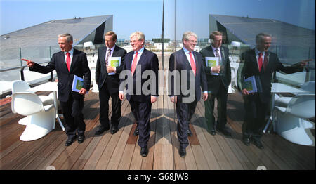 (Da sinistra a destra) lavoro Ministro Richard Bruton, Taoiseach Enda Kenny e Taniste Eamon Gilmore sul tetto del Marker Hotel a Dublino questa mattina, come settantacinque posti di lavoro saranno creati in tre multinazionali a Co Laois, Co Galway e Co Longford è stato annunciato. Foto Stock