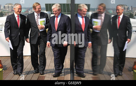 (Da sinistra a destra) lavoro Ministro Richard Bruton, Taoiseach Enda Kenny e Taniste Eamon Gilmore sul tetto del Marker Hotel a Dublino questa mattina, come settantacinque posti di lavoro saranno creati in tre multinazionali a Co Laois, Co Galway e Co Longford è stato annunciato. Foto Stock