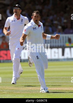 Cricket - Test ceneri secondo Investec - Inghilterra / Australia - Day Two - Lord's. Tim Brennan (a destra) in Inghilterra celebra la presa del cazzo di Phillip Hughes in Australia Foto Stock