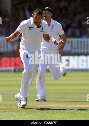 Tim Brennan (a destra) in Inghilterra festeggia il lancio del wicket di Phillip Hughes in Australia il secondo giorno del secondo Investec Ashes Test al Lord's Cricket Ground, Londra. Foto Stock