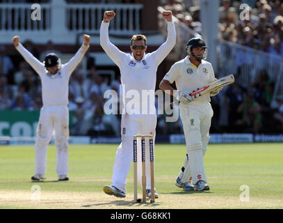 Graeme Swann in Inghilterra festeggia il suo quinto wicket, Ryan Harris in Australia, il secondo giorno del secondo Investec Ashes Test al Lord's Cricket Ground, Londra. Foto Stock